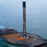 Корабль-носитель с ракетой Falcon 9 платформа ASOG