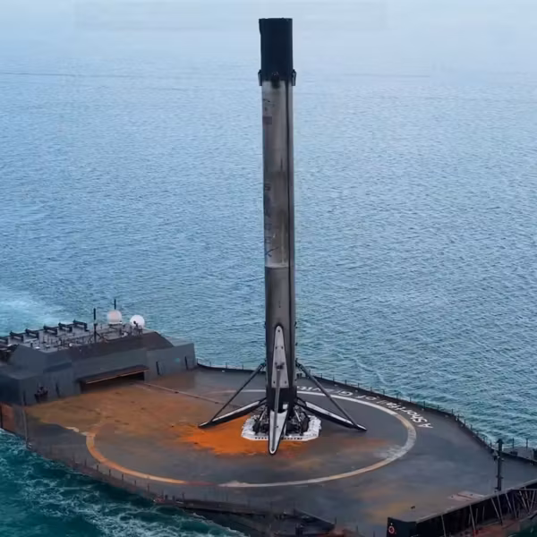 Корабль-носитель с ракетой Falcon 9 платформа ASOG