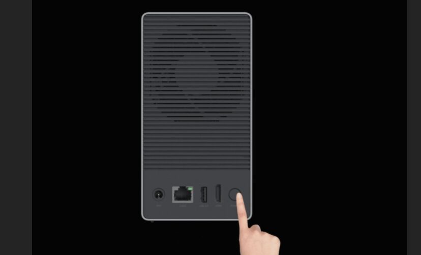 Задняя панель Xiaomi NAS с портами и кнопкой