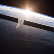 Международная космическая станция и солнечные панели SpaceX
