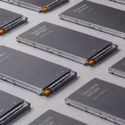 Батареи Solid State Battery в упаковке на рабочем столе