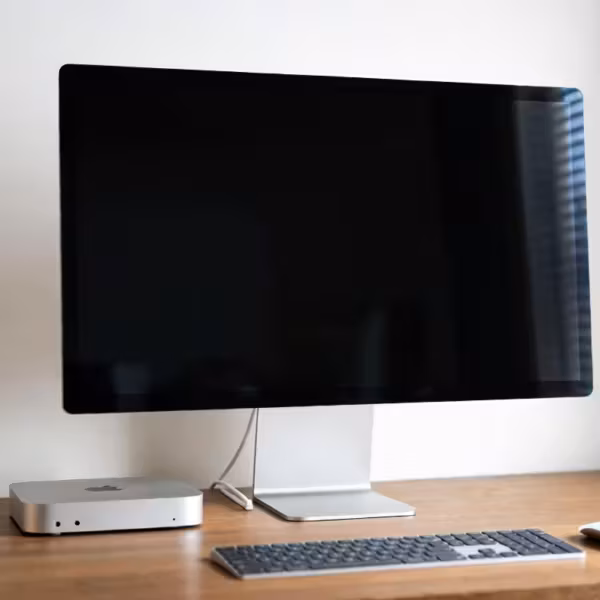 Настольный компьютер Mac с дисплеем и периферией