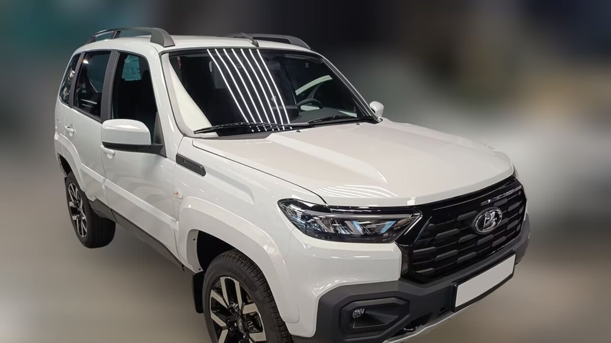 белый внедорожник Lada Niva Travel передний план