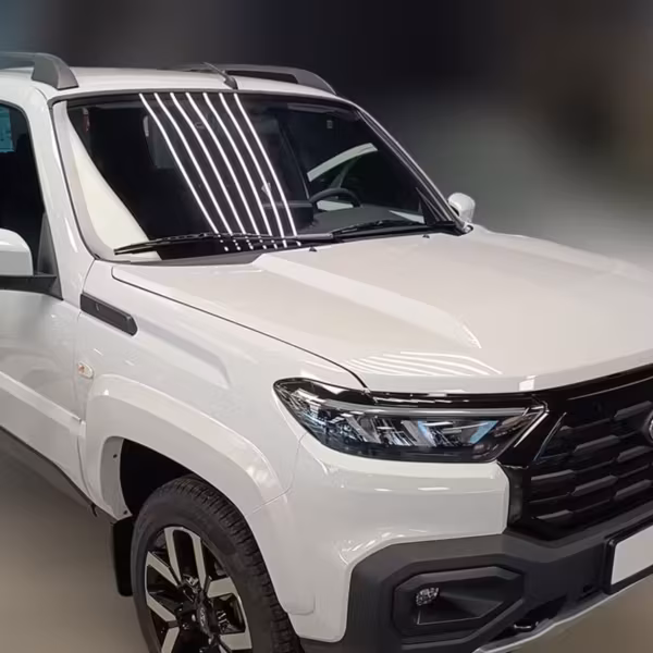 белый внедорожник Lada Niva Travel передний план