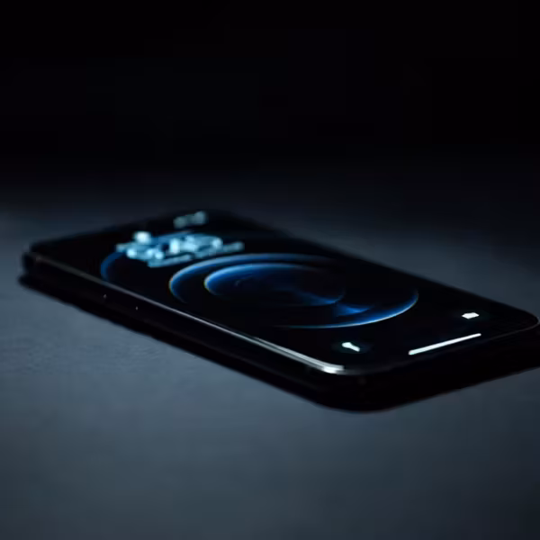 Черный смартфон Apple iPhone на темном фоне