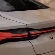 Задняя часть автомобиля Volga Model C9 с светодиодными фонарями