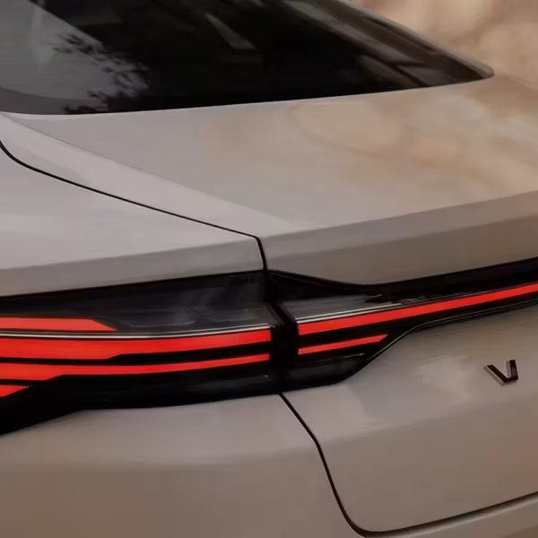 Задняя часть автомобиля Volga Model C9 с светодиодными фонарями