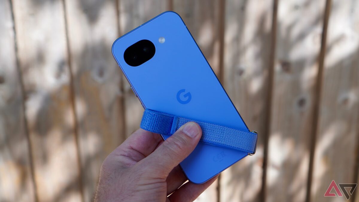 Рука держит смартфон Google Pixel 6 синего цвета