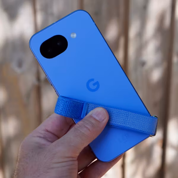 Рука держит смартфон Google Pixel 6 синего цвета