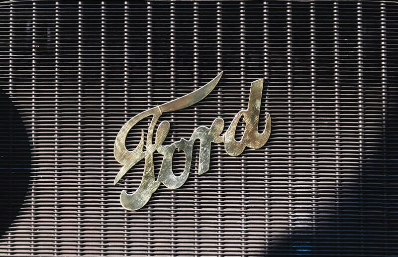 логотип Ford на решётке радиатора автомобиля