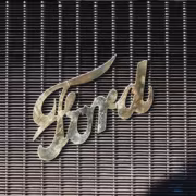 логотип Ford на решётке радиатора автомобиля