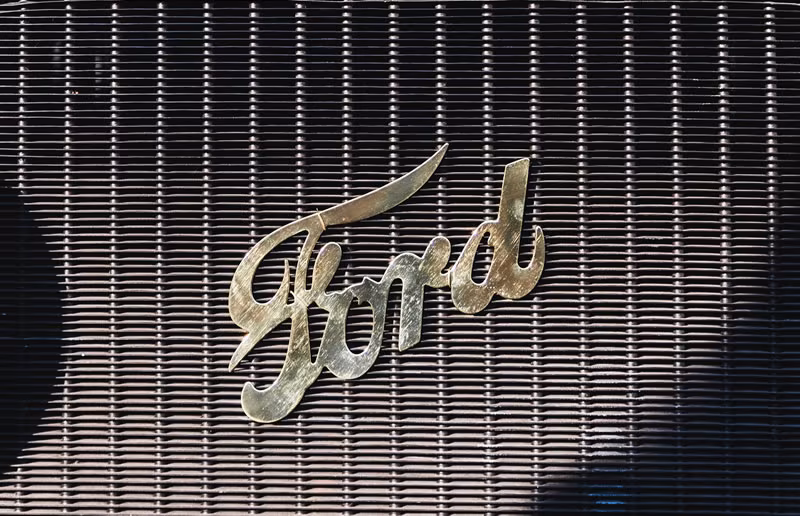 логотип Ford на решётке радиатора автомобиля