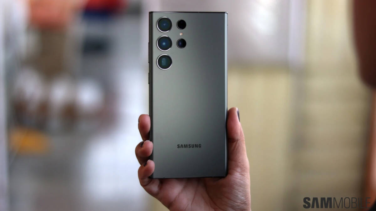 Человек держит смартфон Samsung Galaxy S23