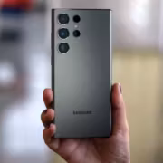 Человек держит смартфон Samsung Galaxy S23