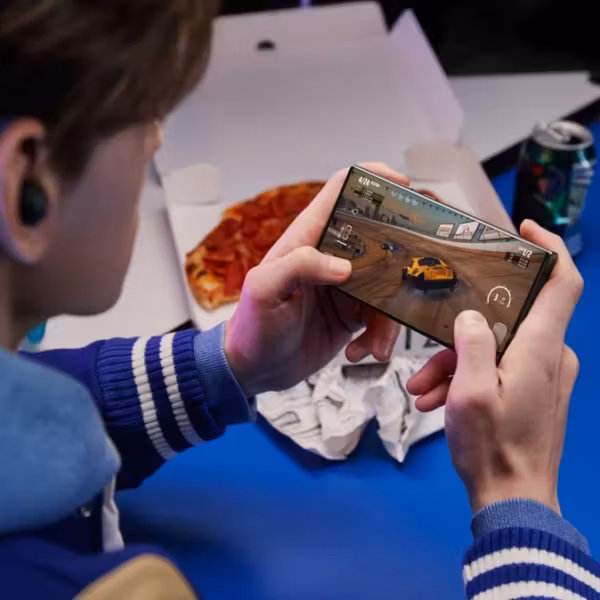 Игрок на смартфоне Samsung Galaxy S23 Ultra во время гонки