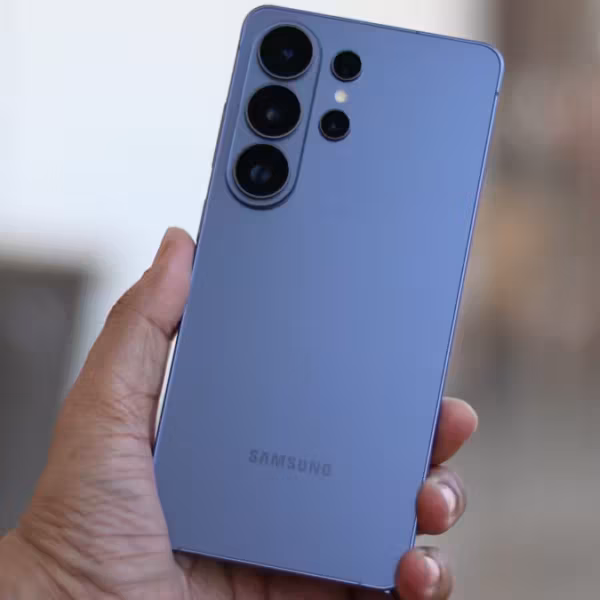 Samsung Galaxy S26 с камерой и логотипом на задней панели
