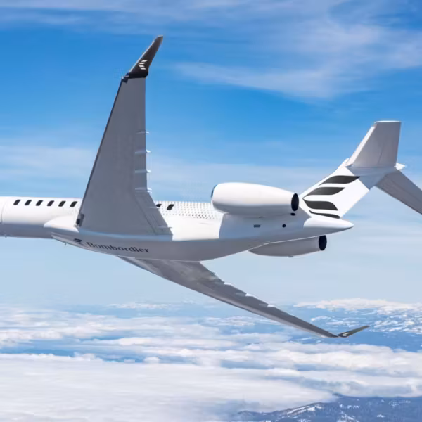 самолет Bombardier Global 8000 в небе