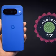 Смартфон Google Pixel 7 в руке на светлом фоне