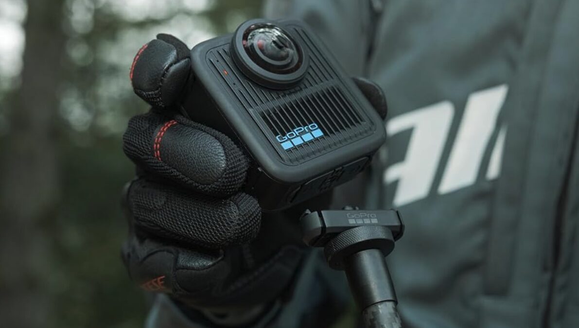 Камера GoPro MAX2 360 в руке всепогодная