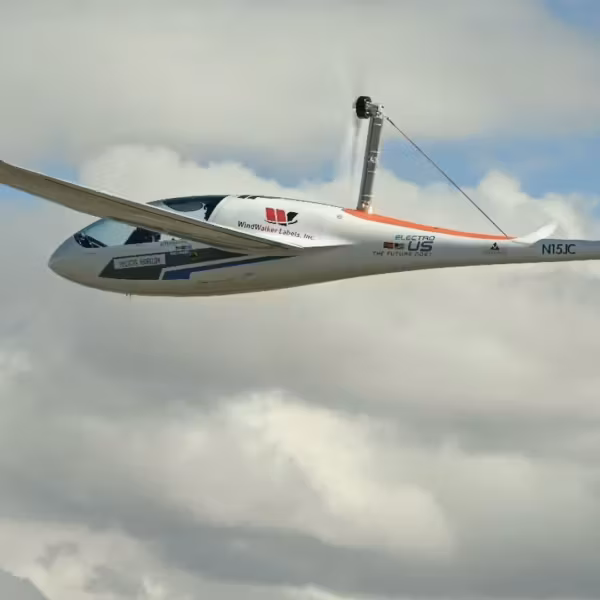 электросамолет Helios Horizon в небе облака голубое небо