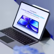 Планшет Vivo Pad 5 в компьютерной стойке