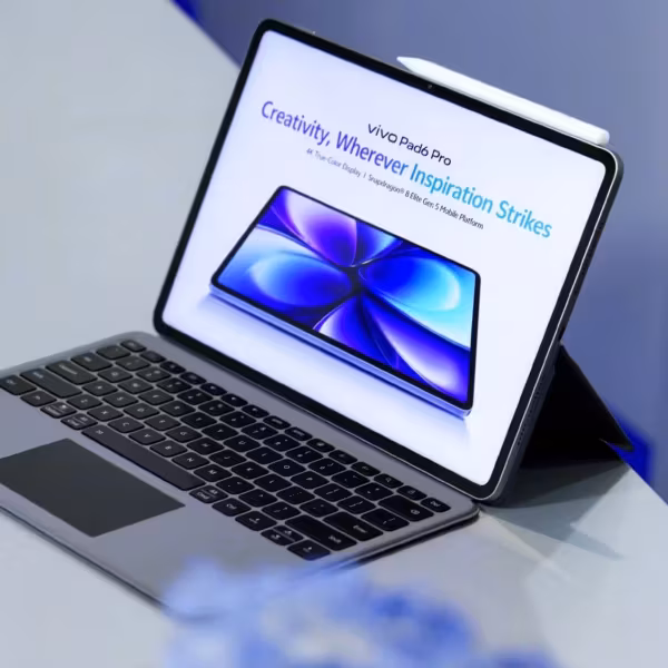 Планшет Vivo Pad 5 в компьютерной стойке