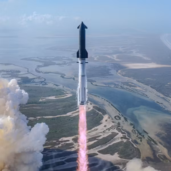 Ракета SpaceX Starship запускается над дельтой рек с облаками