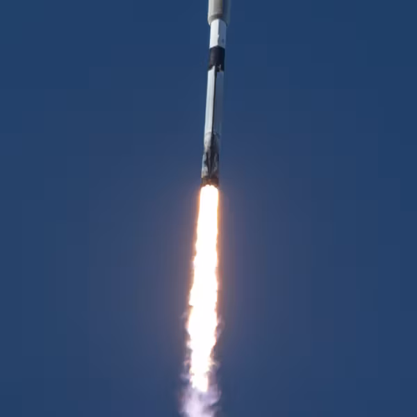 Ракета Falcon 9 в полёте с голубым небом