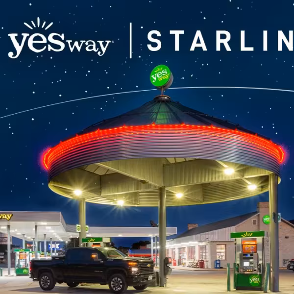 Заправка на станции Yesway с логотипом Starlink