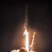 Ракета Falcon 9 SpaceX запускается в ночи