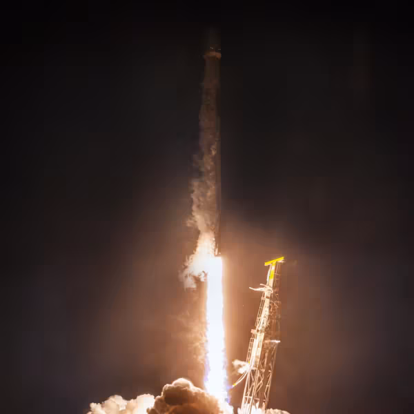 Ракета Falcon 9 SpaceX запускается в ночи