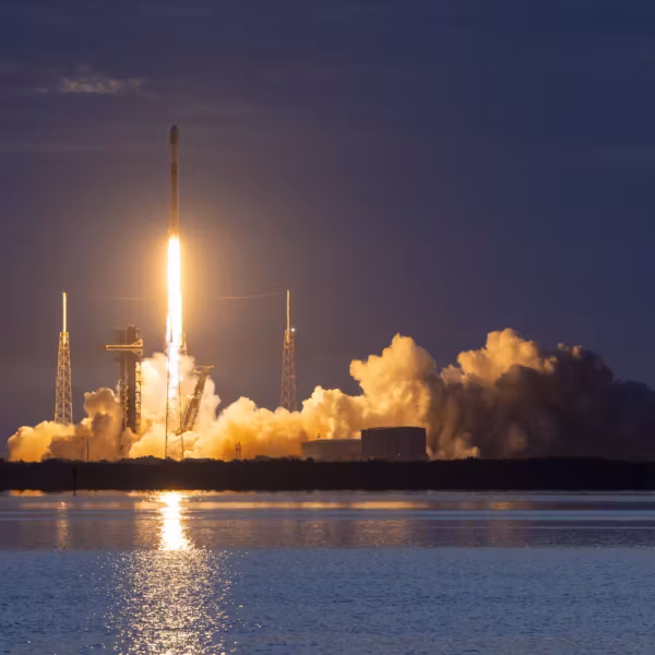 Ракета SpaceX Falcon 9 во время запуска
