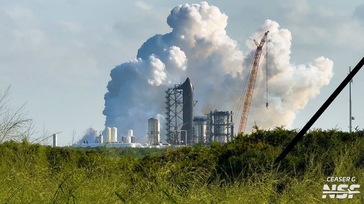 Кран и строение на фоне облачного неба SpaceX Starship Ship 40