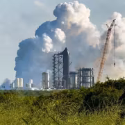 Кран и строение на фоне облачного неба SpaceX Starship Ship 40