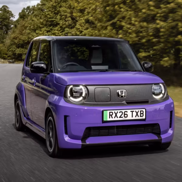 Электромобиль Honda Super-N на дороге в лесу