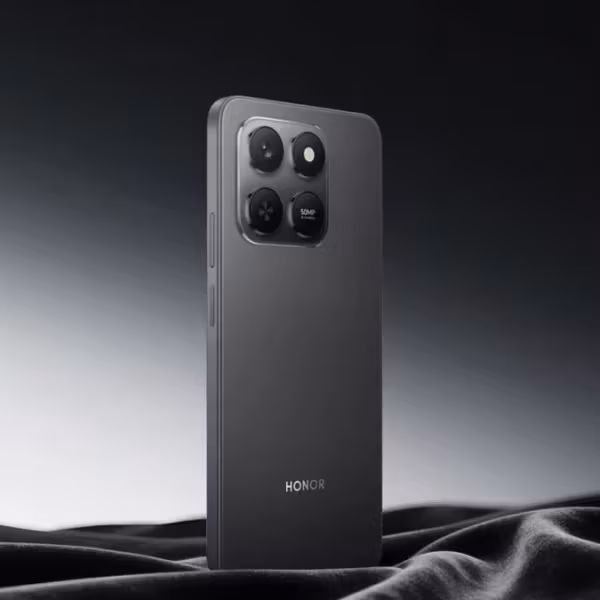 Смартфон Honor Play 11 Plus на черной ткани