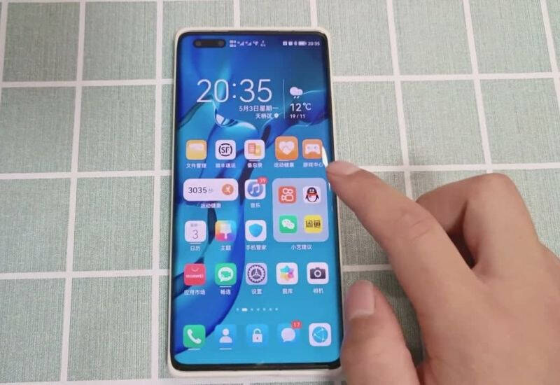Смартфон с выставленным экраном и иконками HarmonyOS 6 Huawei
