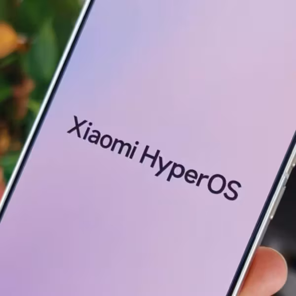 Смартфон Xiaomi HyperOS с экраном и интерфейсом Liquid Glass