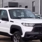 Белый автомобиль Lada Niva Travel передний вид