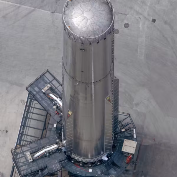 Криогенные испытания ускорителя Super Heavy SpaceX оборудование на площадке