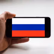 Объявление на смартфоне с флагом России Дуров