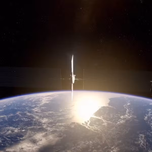 Космический спутник SpaceX над землёй с солнечными панелями