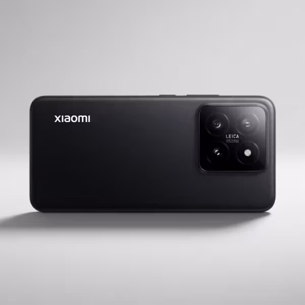 Черный смартфон Xiaomi 14 Pro с тремя камерами на задней панели