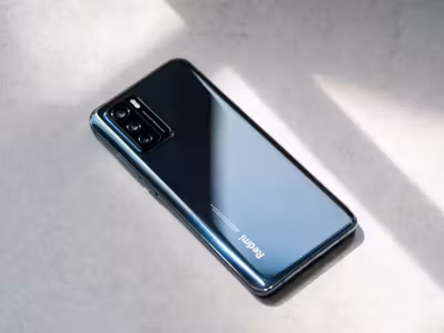 Задняя сторона смартфона Redmi Note 17 с тремя камерами