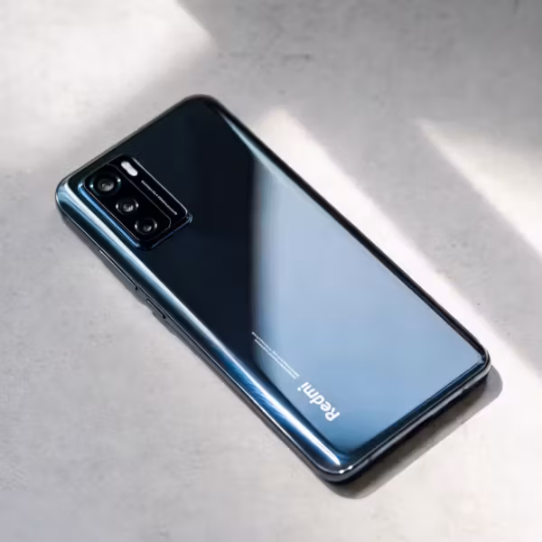 Задняя сторона смартфона Redmi Note 17 с тремя камерами