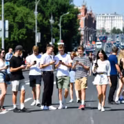 Группа молодых людей на улице использует смартфоны для общения