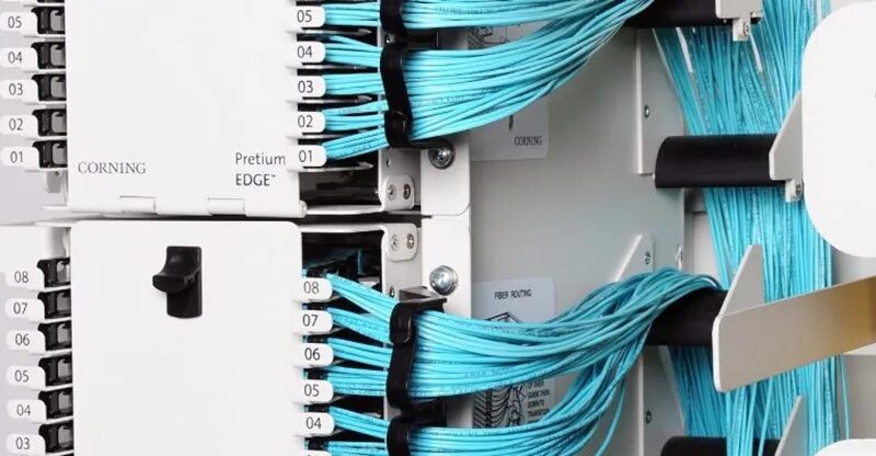 Оптоволоконный кабель Corning в серверном шкафу