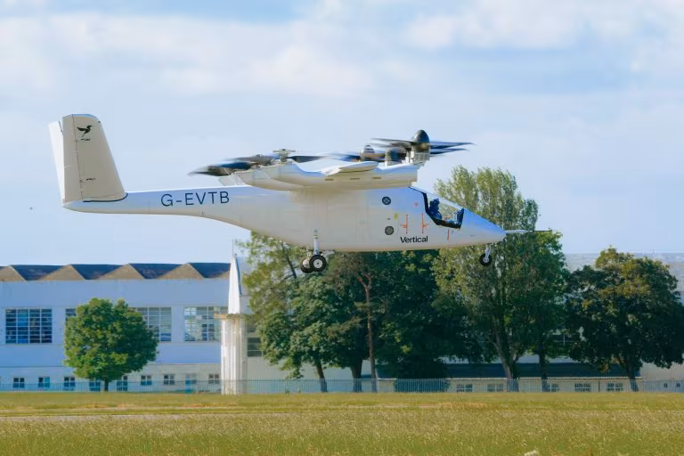 Вертолет-амфибия Vertical Aerospace на взлёте