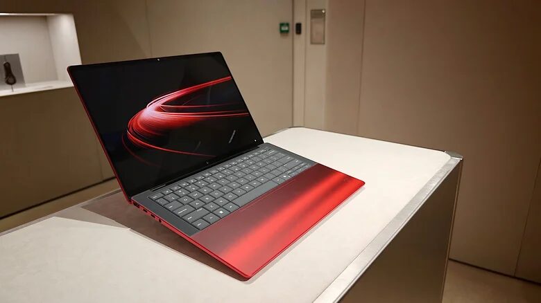 Ноутбук HP Ferrari AI PC с красной клавиатурой