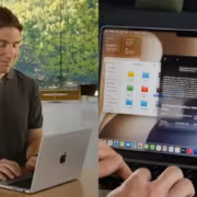 Мужчина с MacBook ищет ключевые идеи в Spotlight macOS